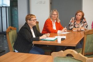 Anna Hetman i dyrektorzy i nauczyciele szkół