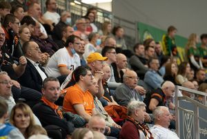 Kibice na trybunach.