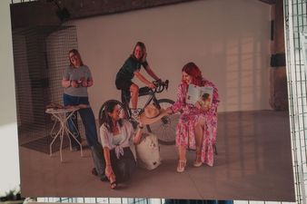 cztery kobiety na zdjęciu jedna w różowej sukience reszta w spodniach 