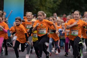 Zdjęcie przedstawia start młodych zawodników.