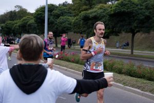 Zdjęcie przedstawia biegnącego zawodnika biegu głównego.