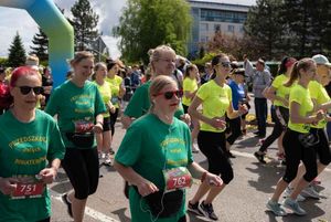 Uczestniczki VIII Jastrzębskiego Biegu Kobiet przekraczają linię startu.