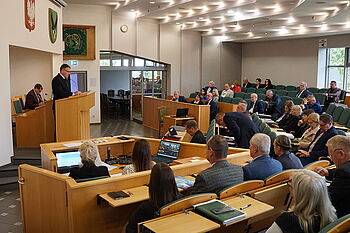 Radni i przedstawiciele miasta obradują na sali sesyjnej