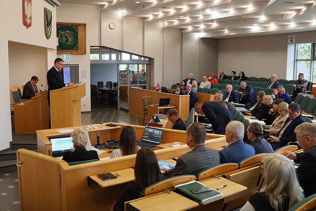 Radni i przedstawiciele miasta obradują na sali sesyjnej