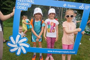 Rodzina robiąca sobie zdjęcie w ramce Festiwalu Górnej Odry
