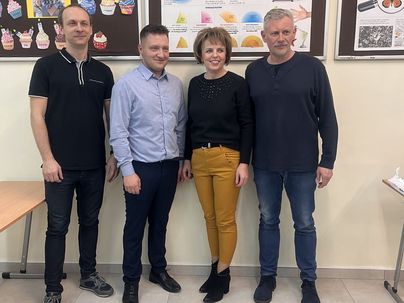 Nowy Zarząd Osiedla pozujący pod ścianą