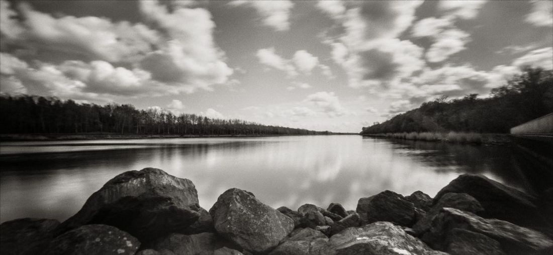 Pejzaż z jeziorem i kamienistym wybrzeżem