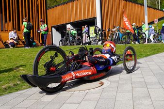 Mężczyzna na rowerze dostosowanym dla osób z niepełnosprawnościami