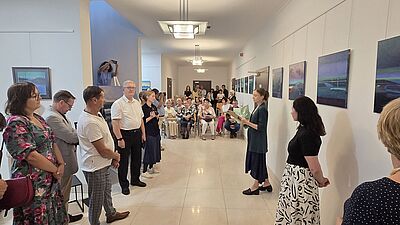 Uczestnicy wernisażu Magdaleny Fidyki oglądający wystawę