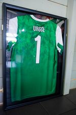 Koszulka piłkarska z nazwiskiem „URGOŁ” i numerem „1” na plecach, umieszczona w przeszklonej gablocie