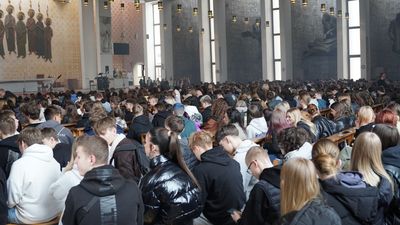 Młodzież siedząca w kościele