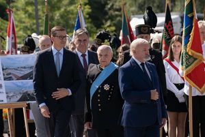 Delegacje składają kwiaty.