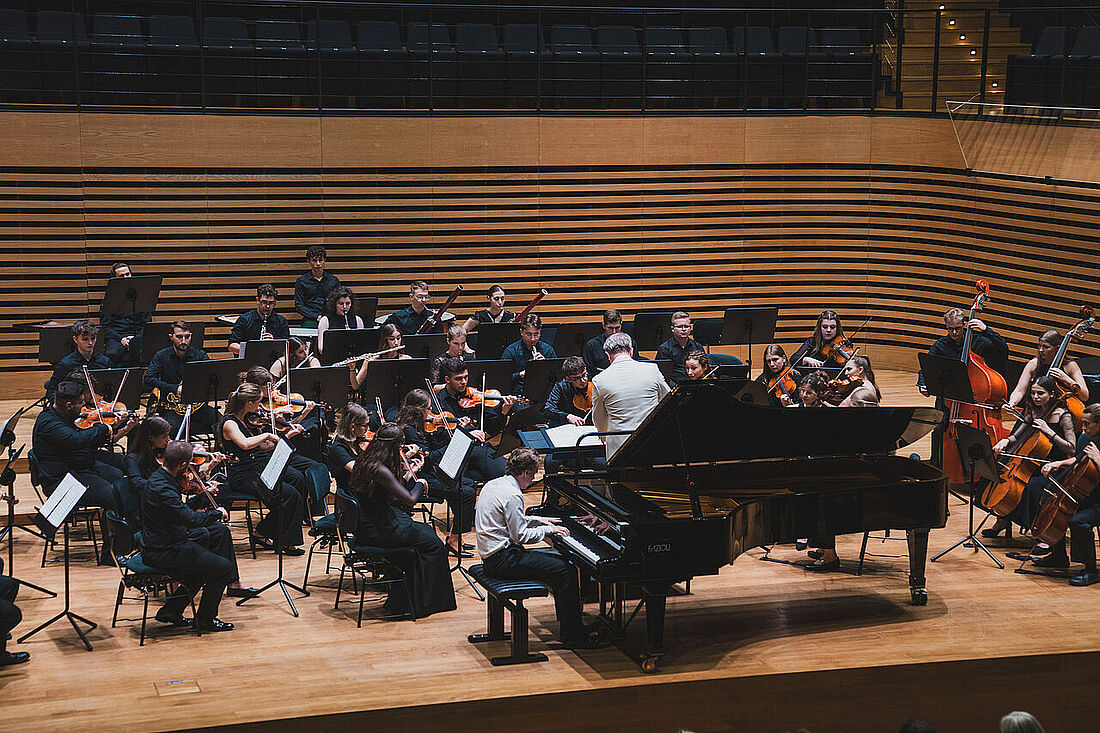 Muzycy i dyrygent Beskid Youth Orchestra na scenie