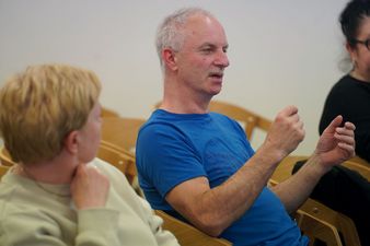 Mężczyzna z publiczności dzielącacy swoje poglądy