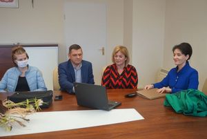 Spotkanie ze sportowcami - prezydent Anna Hetman, naczelnik wydziału sportu i ojciec Zuzanny JAskulskiej oglądają film na laptopie