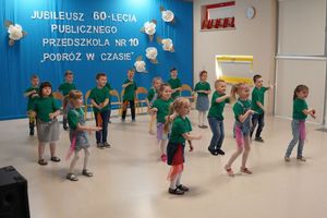 Zdjęcie przedstawia jubileusz 60-lecia przedszkola.