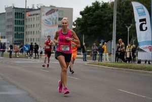 Zdjęcie przedstawia biegnącego zawodnika biegu głównego.