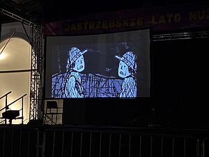 Ekran na scenie w Parku Zdrojowym, na którym wyświetlana jest animacja