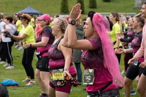 Uczestniczki VIII Jastrzębskiego Biegu Kobiet w trakcie ćwiczeń.