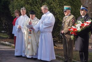 Modlitwa przed pomnikiem "na górce" - m. in. ksiądz prałat Czarnecki