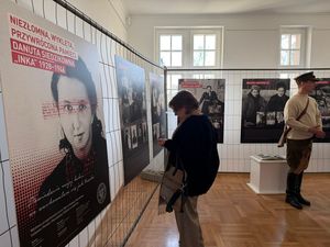 Wystawa zdjęć oraz informacji na temat Niezłomnej Wyklętej Danucie Siedzikównie, przed tablicami zgromadzeni oglądający wystawę