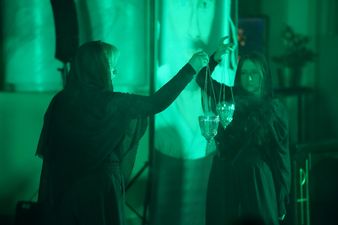  Aktorki ubrane na czarno trzymają wysoko w rękach kadzidła