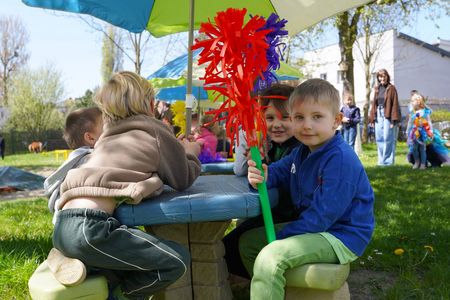 Dzieci siedzące przy stole