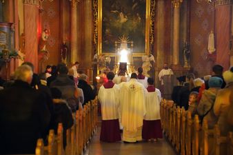 Parafianie i duchowni podczas mszy św.