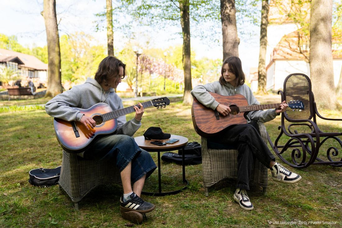 Młodzież gra na gitarach 