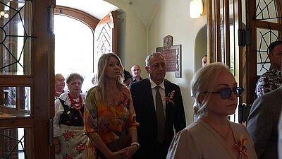 Wejście do kościoła na pierwszym planie I zastępca prezydenta Grzegorz Dulemba