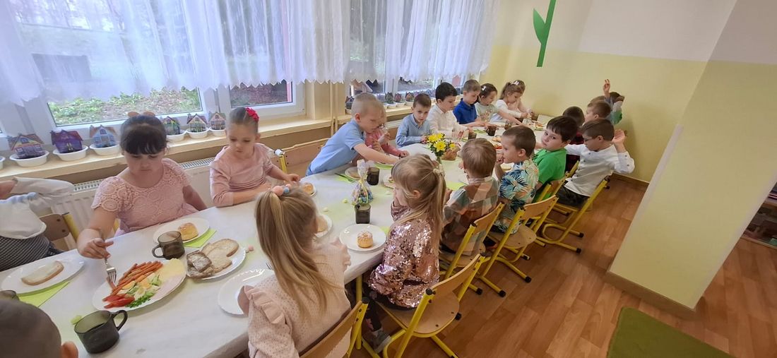 Zdjęcie z wielkanocnego śniadania w Przedszkolu nr 15.