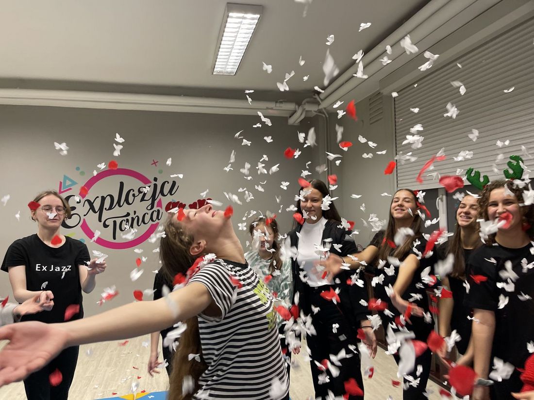 Tancerka w deszczu konfetti