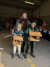 Kobieta i dwóch chłopców z karmikami