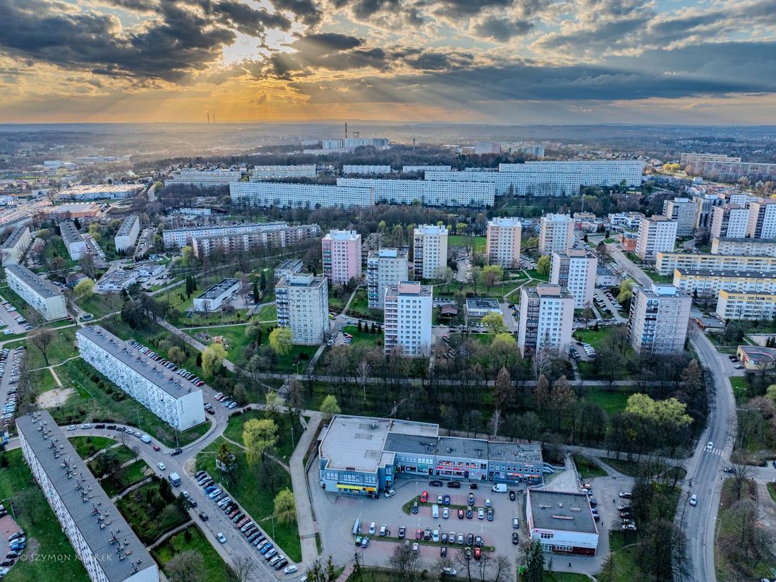 Zdjęcie z drona obrazujące panoramę miasta. 