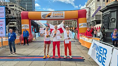 Wojciech Lizak i reszta drużyny na mecie maratonu