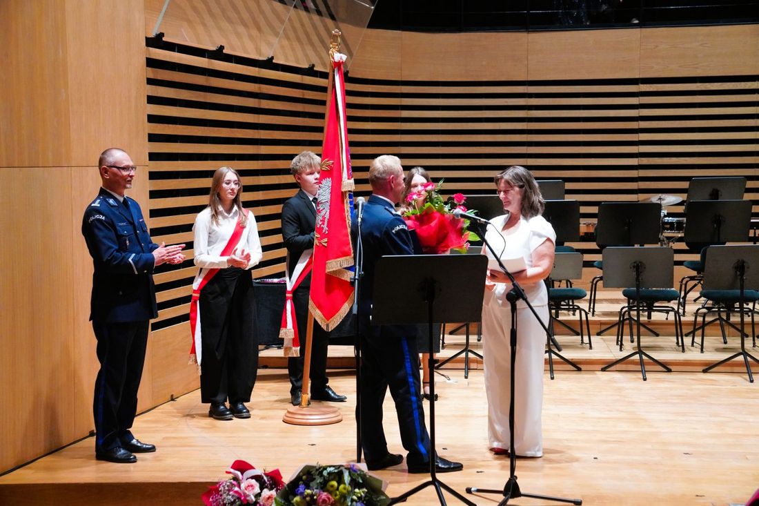 Dyrektor PSM w Jastrzębiu -Zdroju otrzymuje kwiaty podczas jubileuszu