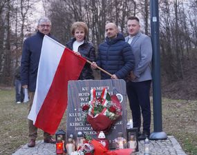 Drugi Zastępca Prezydenta Miasta Andrzej Matusiak wraz z innymi uczestnikami uroczystości stojący wokół pomnika poświęconego rotmistrzowi Pileckiemu