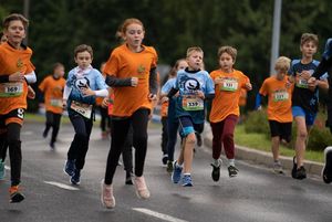 Zdjęcie przedstawia młodych zawodników.