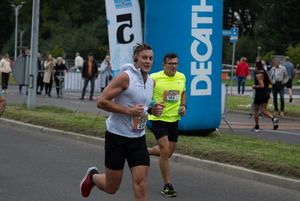 Zdjęcie przedstawia biegnących zawodników biegu głównego.