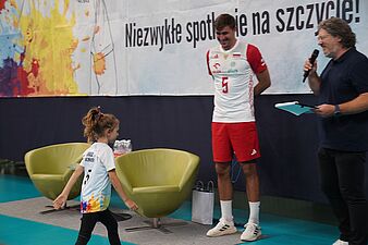 dziewczynka idzie odpowiadać na pytania