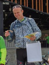 Mężczyzna nagrodzony na rajdzie