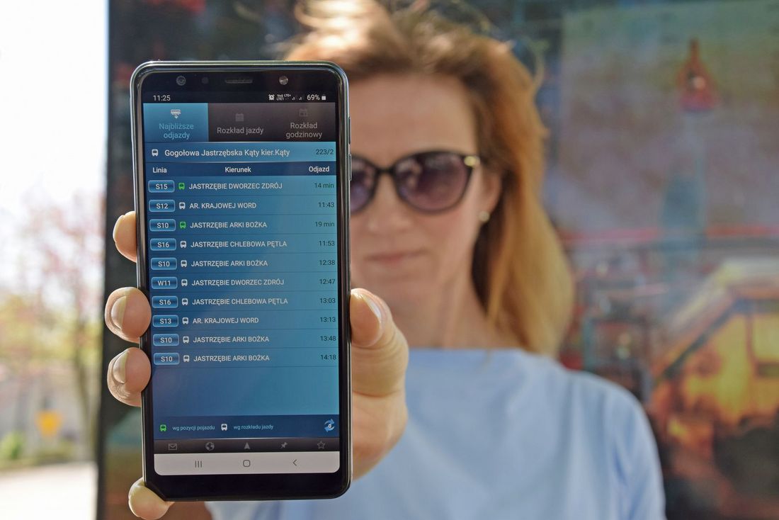 Kobieta trzyma telefon z włączoną aplikacją