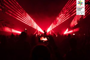 Pokaz laserowy z efektami wody i ognia.