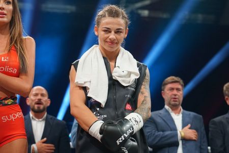 Laura Grzyb podczas prezentacji w ringu, skupiona z recznikiem na karku patrzy przed siebie