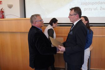 senior odbiera podziekowania z rąk prezydenta