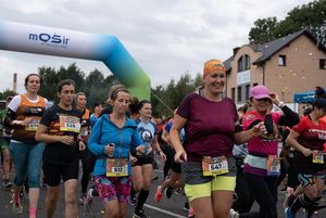 Zdjęcie przedstawia biegnące zawodniczki na starcie biegu głównego.