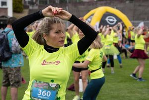 Uczestniczki VIII Jastrzębskiego Biegu Kobiet w trakcie ćwiczeń.