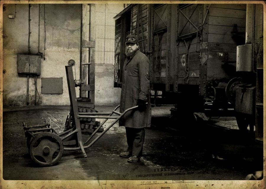 Praca autora - człowiek z taczką.