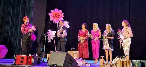 prezydent Michał Urgoł na scenie z kobietami z Jastrzębskiej Rady Kobiet