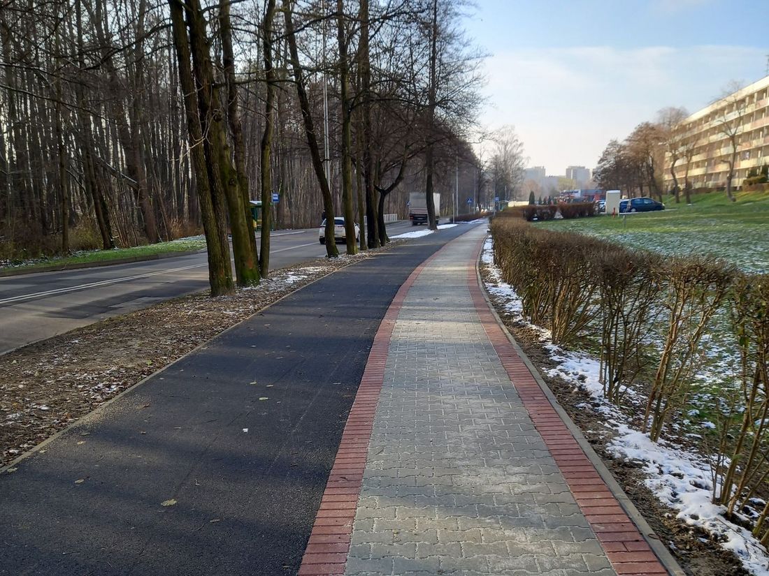 Nowy chodnik i ścieżka rowerowa na ulicy Podhalańskiej